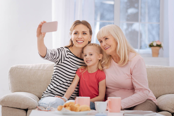 Beautiful happy woman taking a family photo - Foto, afbeelding