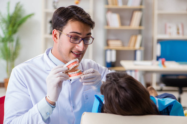 定期的な検査と充填のための患者訪問歯科医 - 写真・画像