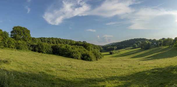 paisaje panorámico cerca de Ocupado en la región francesa de Jura
  - Foto, imagen