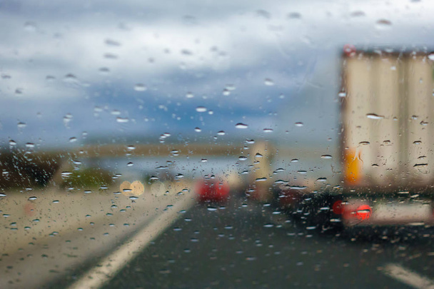 Водіння під дощем, вид водіїв
 - Фото, зображення