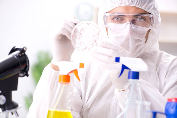 Chemik badający substancje chemiczne w laboratorium - Zdjęcie, obraz
