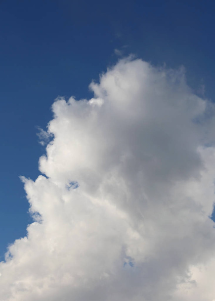 enorme cumulonimbus branco no céu azul
 - Foto, Imagem