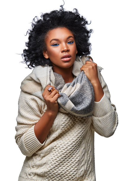 hermosa chica de piel oscura en suéter
 - Foto, Imagen