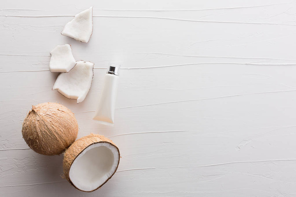 Kotitekoinen kookos tuotteita valkoinen puinen pöytä tausta
  - Valokuva, kuva