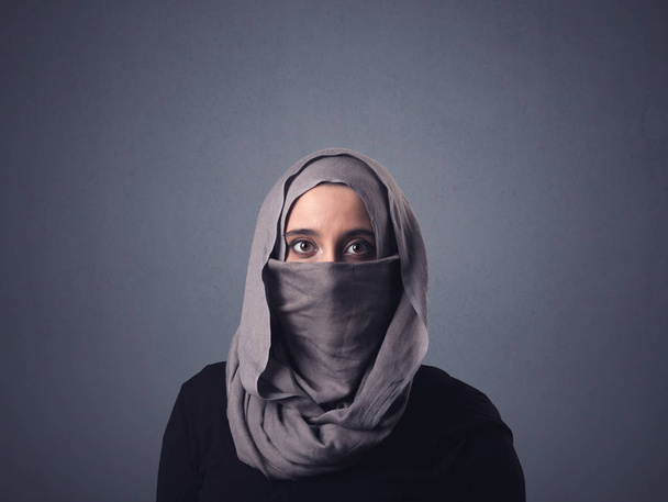 Muslim woman wearing niqab - Фото, зображення