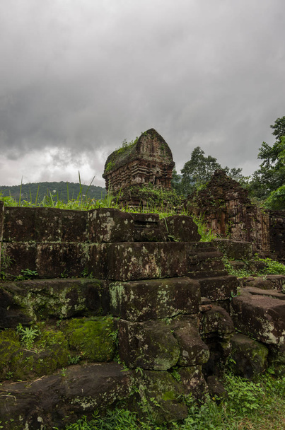 Vietnam 'daki UNESCO Dünya Mirası sitesi "Oğlum Sığınağı" ndaki Hindu kule tapınaklarının kalıntıları. - Fotoğraf, Görsel