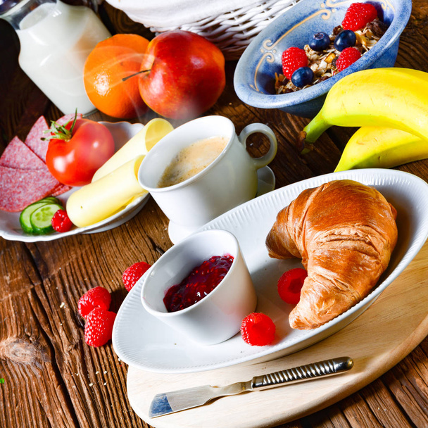 νόστιμα κρουασάν πρωινό με καφέ και μούρα - Φωτογραφία, εικόνα