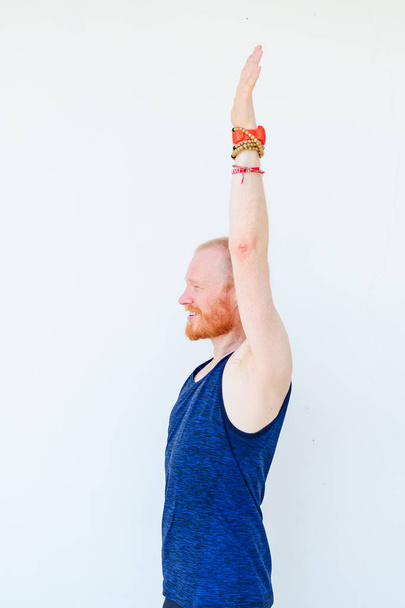 Studenti di yoga che mostrano diverse pose yoga
  - Foto, immagini