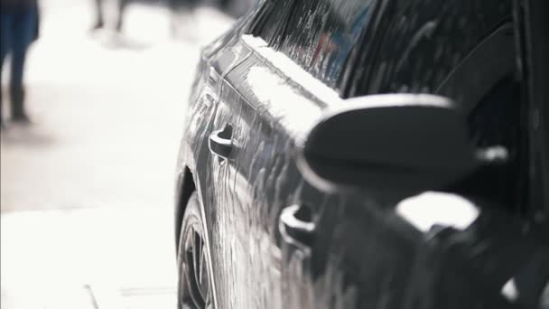 Samochodu jest objęte wody po umyciu samochodu - Materiał filmowy, wideo