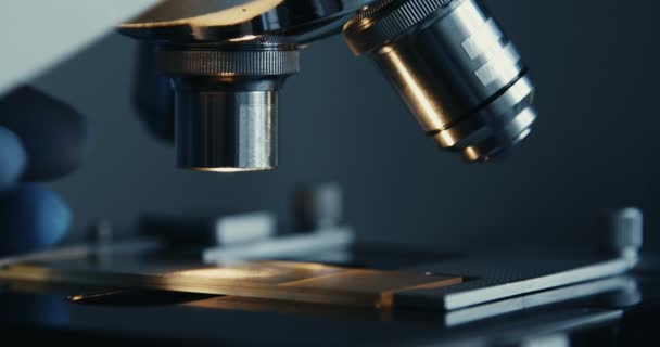 Μικροσκόπιο στενή-up shot στο εργαστήριο - Πλάνα, βίντεο