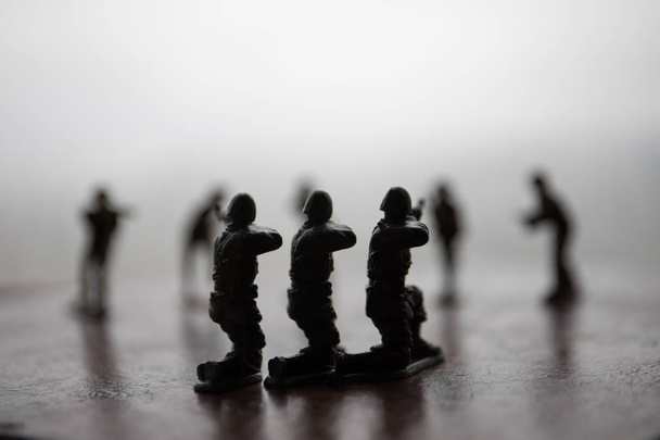 soldados de juguete en miniatura y tanque a bordo. Primer plano imagen de juguete militar en guerra
. - Foto, Imagen