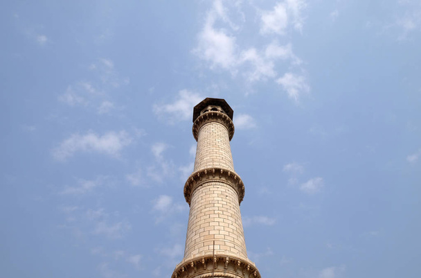 Minarete del Taj Mahal (Corona de Palacios), un mausoleo de mármol blanco marfil en la orilla sur del río Yamuna en Agra, Uttar Pradesh, India
  - Foto, imagen