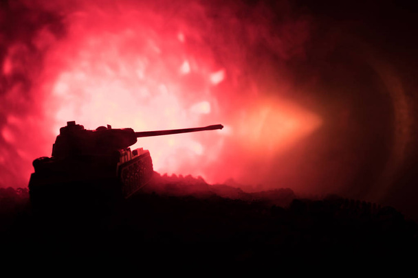 Koncepcja wojny. Tło wojskowy sylwetki walki scena na niebo Mgła wojny, wojny światowej niemieckie czołgi sylwetki poniżej zachmurzony Skyline w nocy. Pojazdów opancerzonych. Bitwa czołgów - Zdjęcie, obraz
