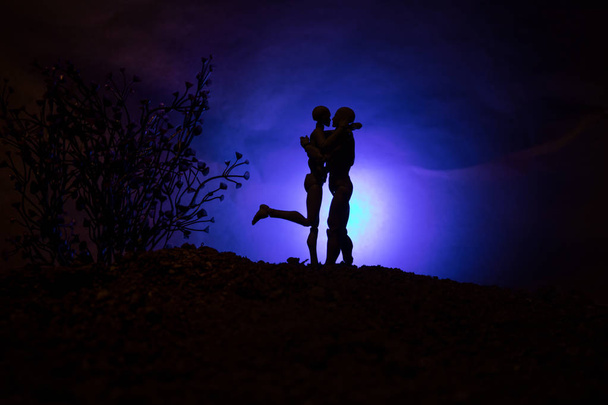 満月の下でカップルがキスのシルエット。男のキスの女の子手満月のシルエットの背景に。バレンタインの日の装飾の概念 - 写真・画像