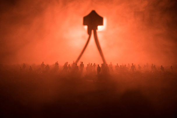 Silhouette sfocata di mostro gigante preparare folla attacco durante la notte. Concentrazione selettiva. Decorazione
 - Foto, immagini