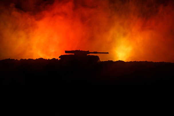 Concepto de guerra. Siluetas militares que luchan escena en el fondo del cielo niebla de guerra, Guerra Mundial tanques alemanes siluetas debajo del horizonte nublado Por la noche. Escena de ataque. Vehículos blindados. Batalla de tanques. De cerca.
 - Foto, Imagen