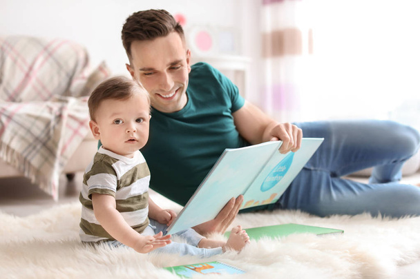 Genç Baba şirin küçük oğluyla evde kitap okuma - Fotoğraf, Görsel