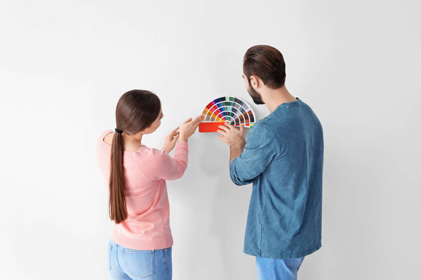 Young couple with color palette on white background - Foto, immagini