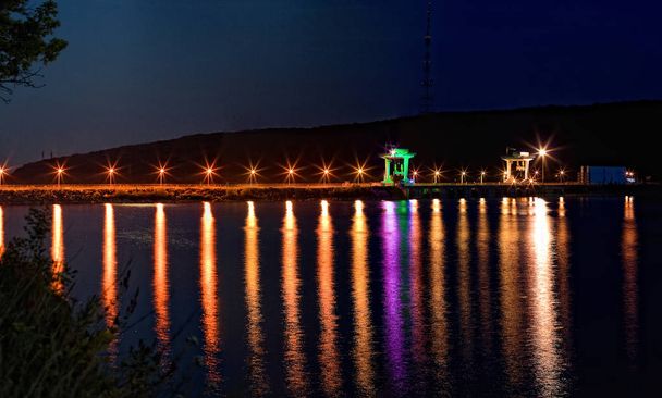 Μεγάλος υδροηλεκτρικός σταθμός. Η ροή του νερού. Ποταμός της Dnies - Φωτογραφία, εικόνα