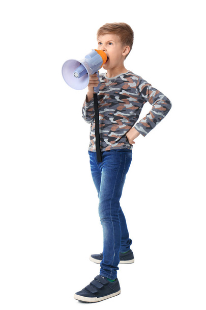 Schattig jongetje met megafoon op witte achtergrond - Foto, afbeelding