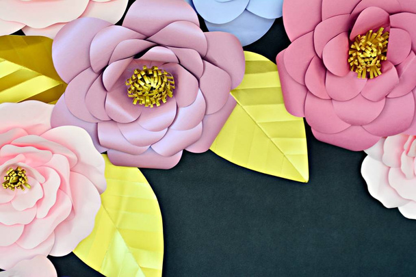 Χαλί με πολύχρωμα τεχνητά άνθη. Υπόβαθρα και υφές - Φωτογραφία, εικόνα