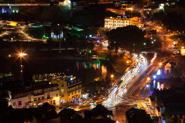 Vista nocturna del casco antiguo de Tiflis. Tiflis es la ciudad más grande o
 - Foto, imagen