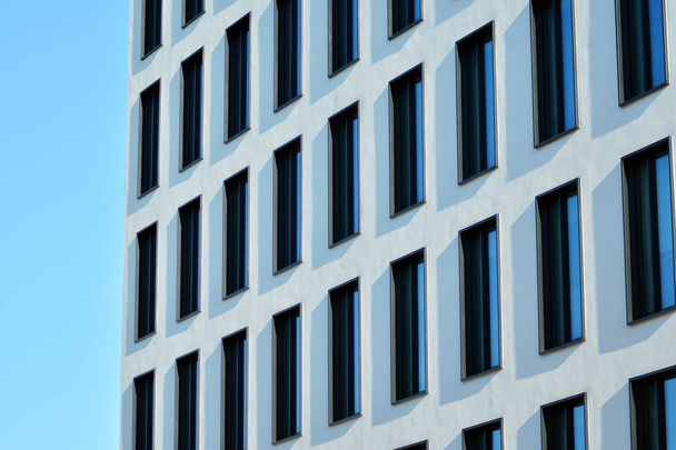 Arquitectura moderna, vidrio y acero. Diseño arquitectónico abstracto
. - Foto, imagen