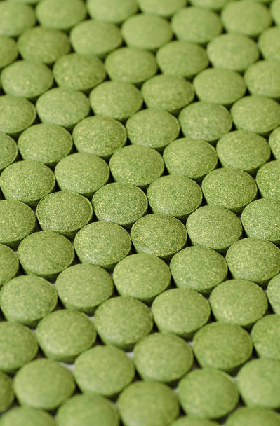 Chlorela verde e pílulas espirulina
 - Foto, Imagem