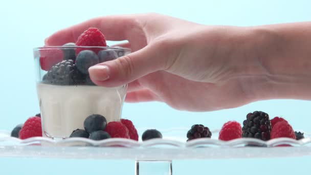 Прозрачные стаканы с йогуртом, Панна Котта, белый ванильный мусс, украшенный ягодами
 - Кадры, видео