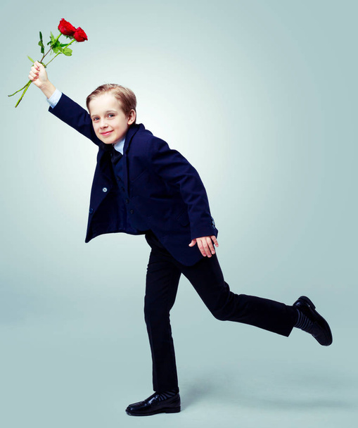 roztomilý chlapec s růží - Fotografie, Obrázek