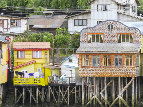 Case costruite su palafitte, conosciute localmente come Palafitos, che costeggiano il bordo delle acque a Castro, capitale dell'isola di Chiloe in Cile
 - Foto, immagini