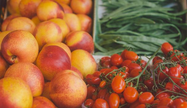 owoce i warzywa rolnik rynek truskawka gruszki pomidory - Zdjęcie, obraz
