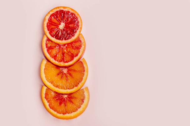 rodajas redondas de naranja roja, fondo y textura
 - Foto, imagen