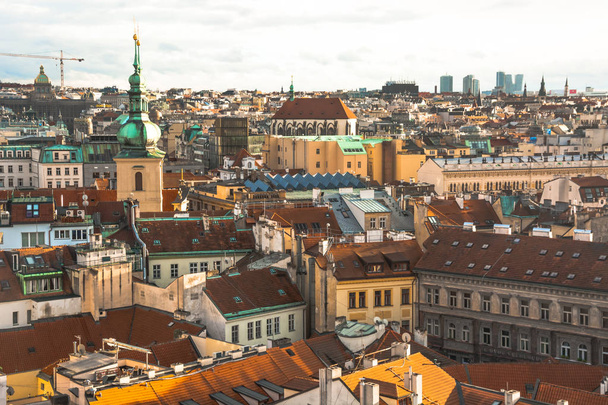 Panorama of the city of Prague. The old part of the city. Beautiful roofs of shingles. Ancient buildings and churches. - Foto, afbeelding