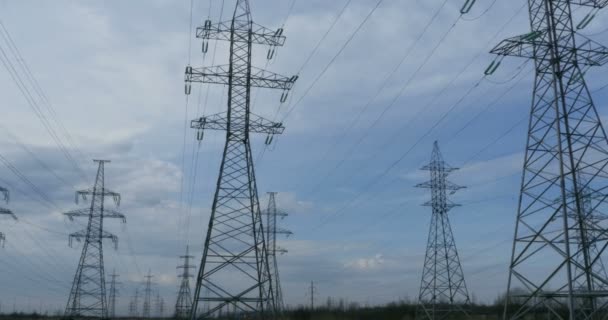 Nagyfeszültségű elektromos vezetékek a horizonton, panoráma - Felvétel, videó