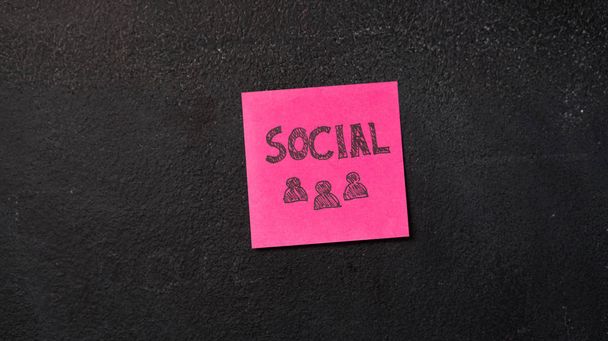 Стиснутая записка с социальным словом на доске
 - Фото, изображение