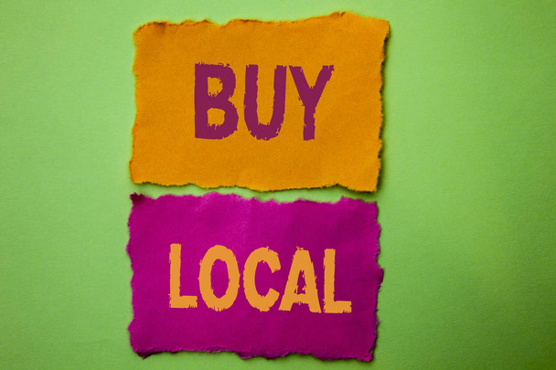 El yazısı metin satın yerel. Satın alma satın alma yerel olarak Shop Mağaza Pazar Buylocal yeşil arka plan üzerinde gözyaşı kağıtlara yazılı perakendeciler anlam kavramı. - Fotoğraf, Görsel
