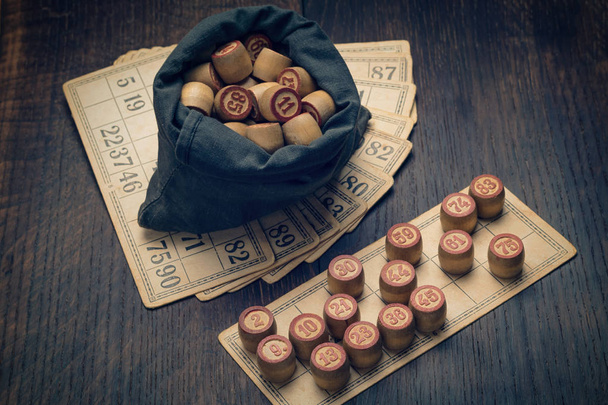 Bordspel lotto. Tas met houten vaatjes en kaarten - Foto, afbeelding