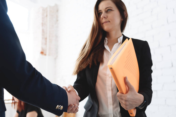 Foto di due donne stretta di mano processo dopo il successo affare. Business partnership femminile handshake concept in coworking office
 - Foto, immagini