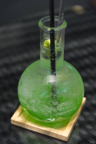 soda verde con hielo
 - Foto, Imagen