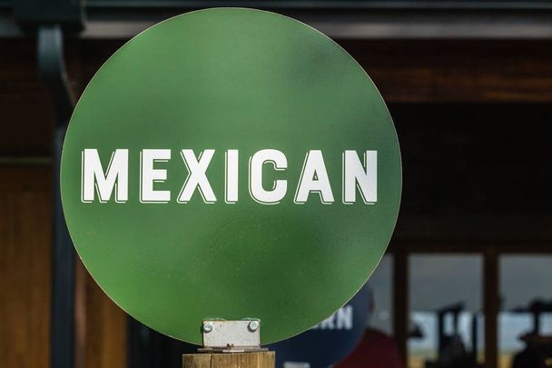 Meksykański słowo dysk zielony znak - Zdjęcie, obraz