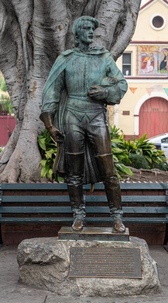 フェリペ ・ デ ・ ネーヴェ、カリフォルニア州ロサンゼルスの創始者の像. - 写真・画像