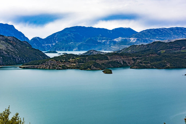 Lago Kremasta, región de Evrytania, Grecia
 - Foto, Imagen