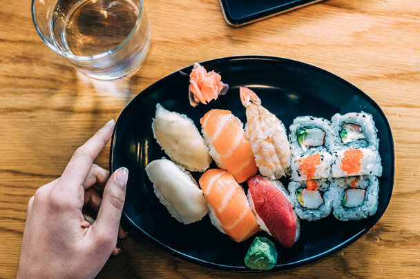 Crop donna mangiare sushi su sfondo
 - Foto, immagini