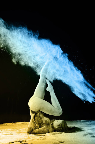 Karcsú szőke tánc fehér por stúdió lövés - Fotó, kép