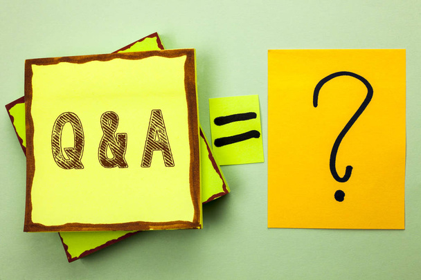 Scrittura concettuale a mano che mostra Q A. Business photo showcase Ask Frequently Faq Asked Question Help Solving Doubt Query Support written on Yellow Sticky Note on plain background Ask for
. - Foto, immagini