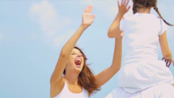 Caucásico padres hija vestida de blanco disfrutando de vacaciones en la playa juntos
 - Imágenes, Vídeo