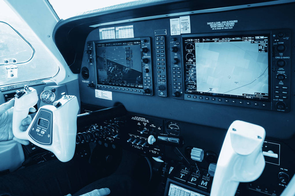 Cockpit van kleine, sport vliegtuigen. A bekijken van een glass cockpit dashboard en knap. - Foto, afbeelding