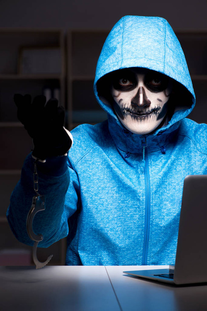 Děsivý hacker hackování bezpečnostní firewall pozdě v kanceláři - Fotografie, Obrázek