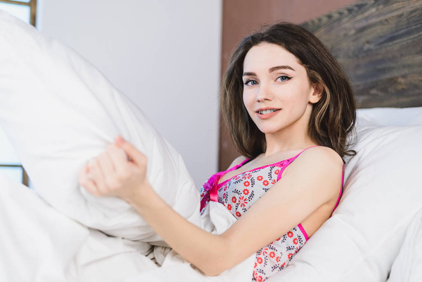 Dziewczyna w łóżko z poduszką - Zdjęcie, obraz